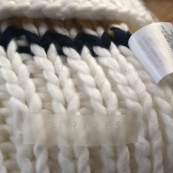 Hudson’s Bay Company HBC Stripes Ribbed Chunky Knit scarf - Picture 5 of 8